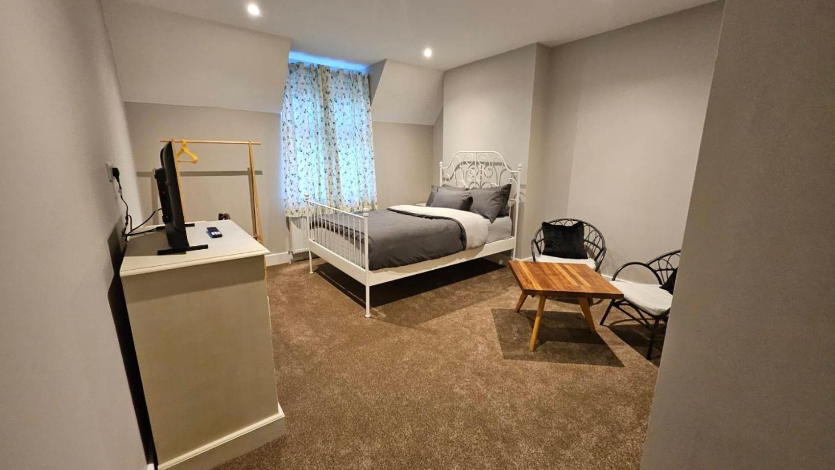 Place To In Thames Ditton * London