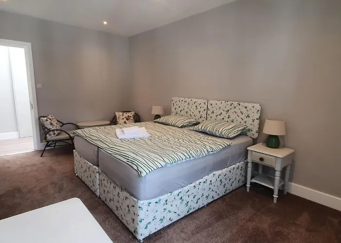 Place To Stay In Thames Ditton