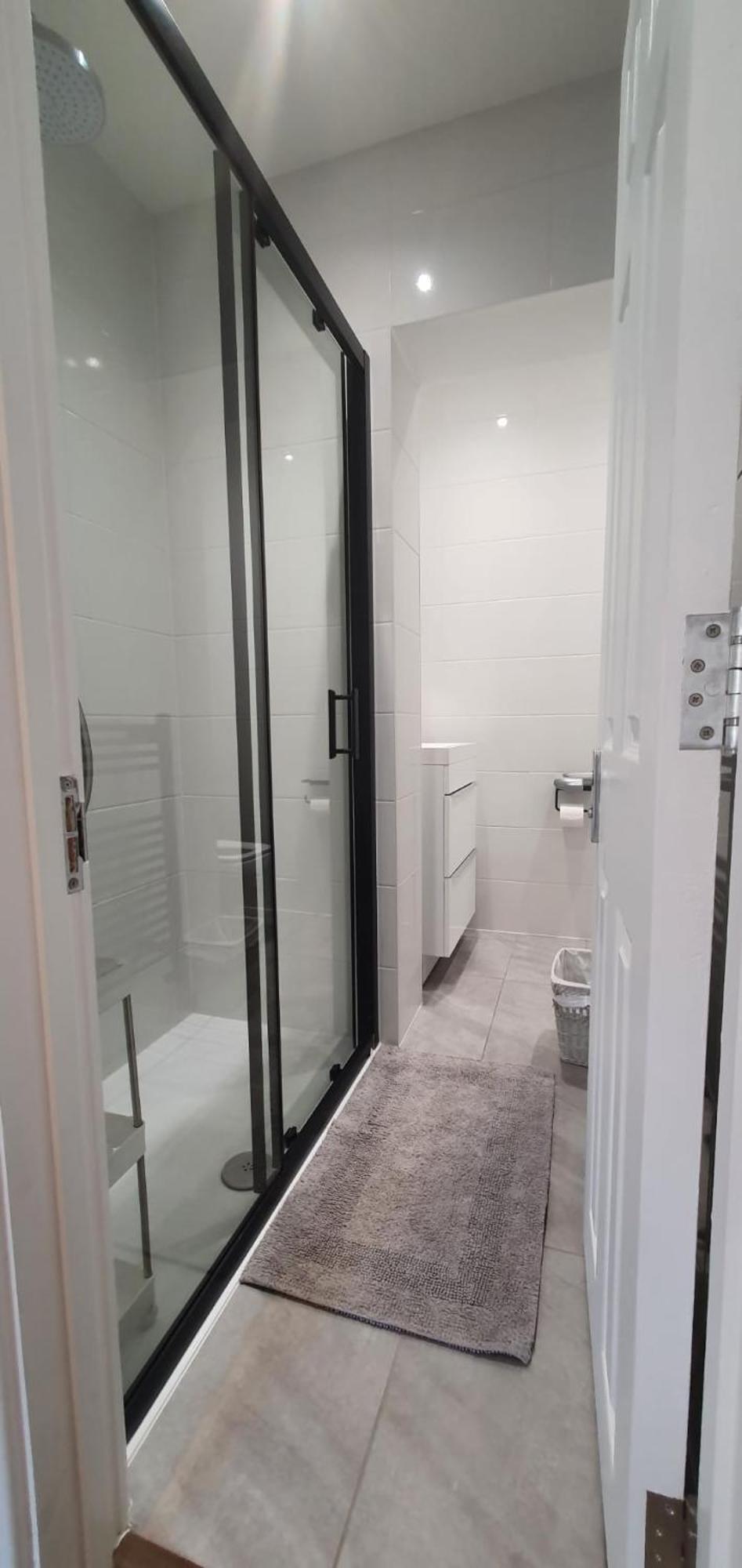 Place To In Thames Ditton Appartamento Londra