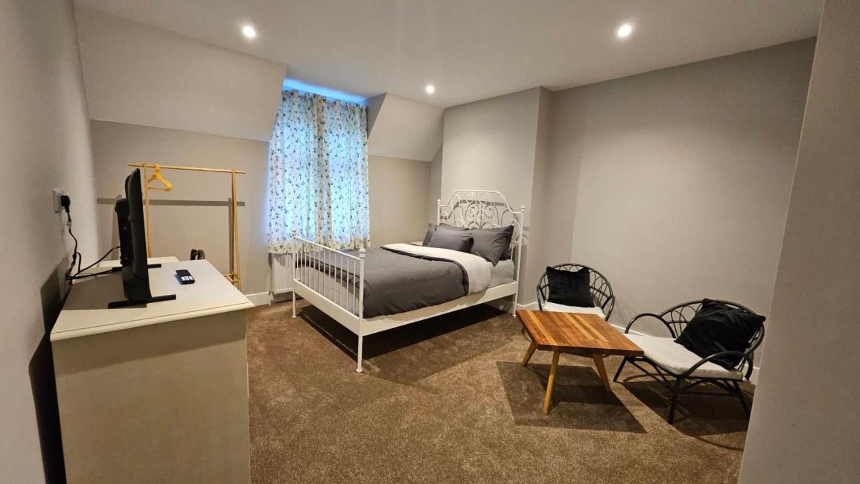 Place To In Thames Ditton Appartamento *