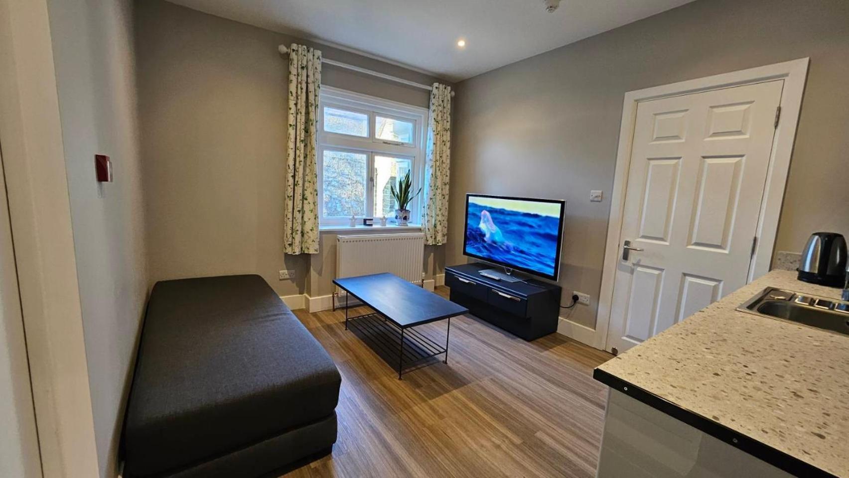 Place To In Thames Ditton *